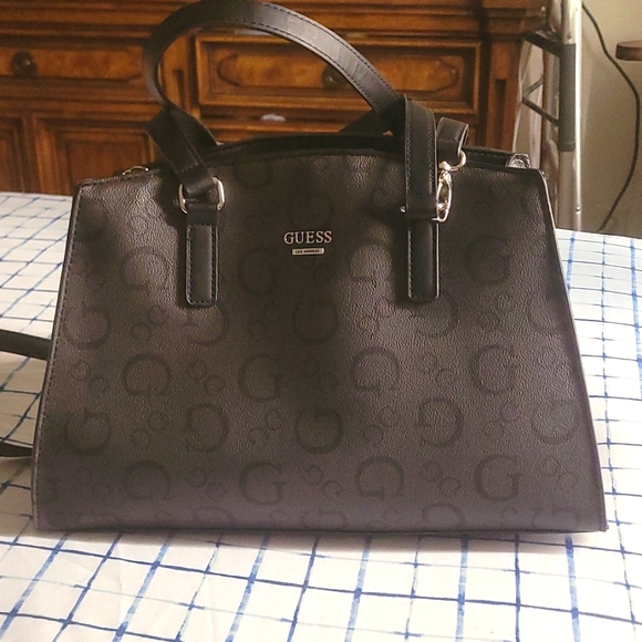 Guess purse - Picture 1 of 2